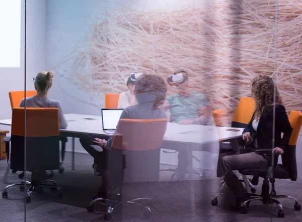 Equipe de negócios de inicialização usando headset realidade virtual — Fotografia de Stock