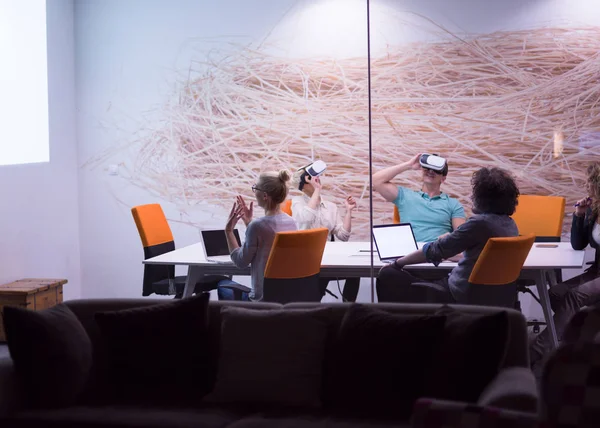 Start business-team använder virtuell verklighet headset — Stockfoto