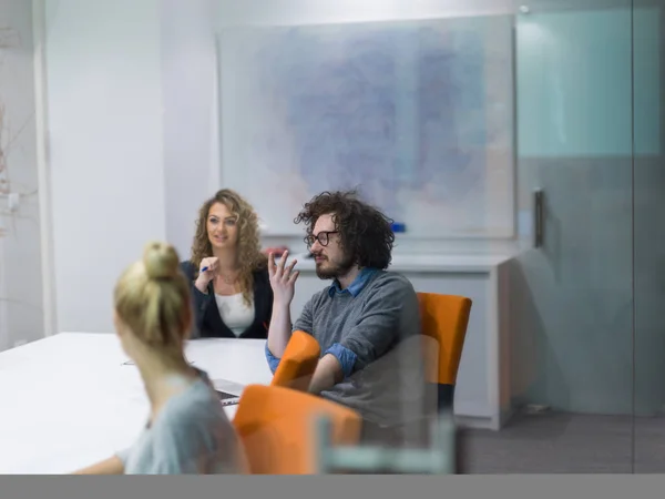 Opstarten bedrijf Team tijdens een vergadering — Stockfoto