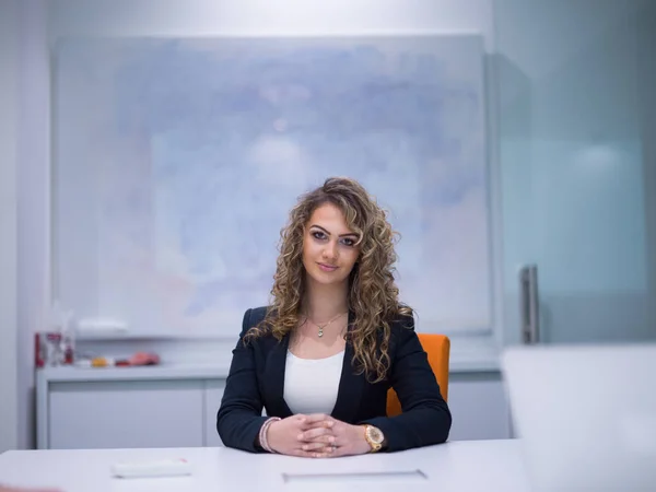 Retrato de empresária bem sucedida — Fotografia de Stock