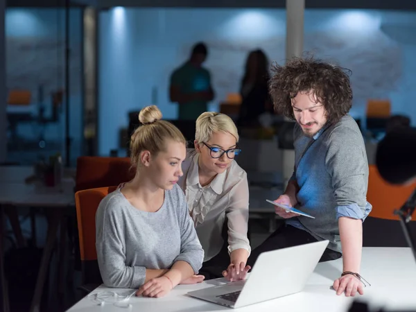 Diseñadores en la oficina de inicio de la noche — Foto de Stock