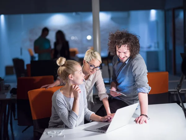 Diseñadores en la oficina de inicio de la noche — Foto de Stock