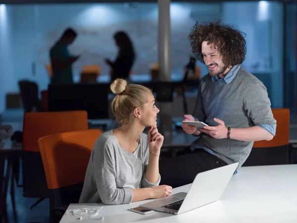 Designers dans le bureau de démarrage de nuit — Photo