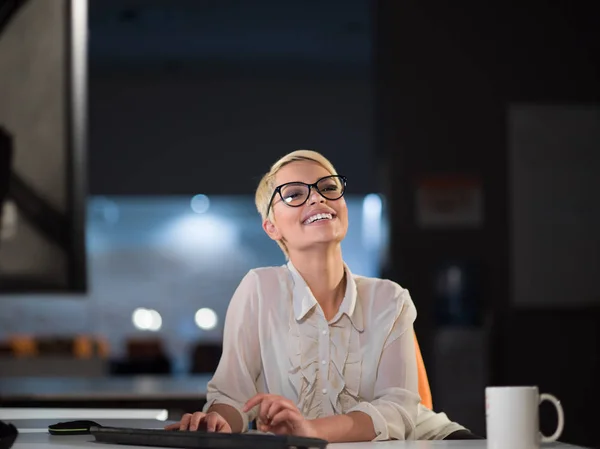 Mulher trabalhando no computador no escritório escuro — Fotografia de Stock