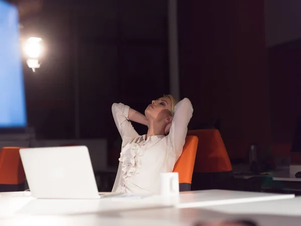 Woman working on laptop in night startup office — Stock Photo, Image