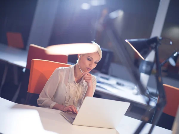 Vrouw die op laptop in nacht opstarten kantoor werkt — Stockfoto