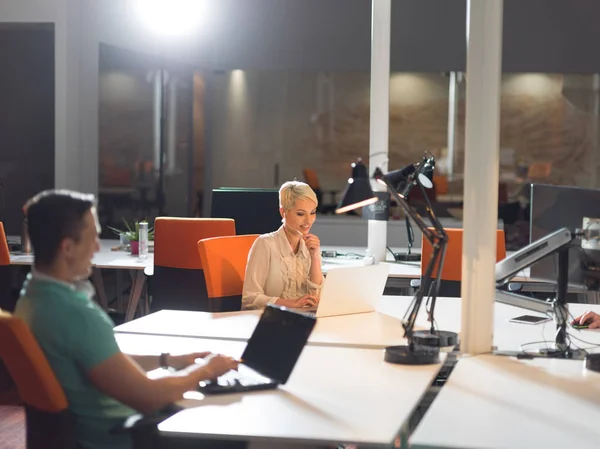 Designers dans le bureau de démarrage de nuit — Photo