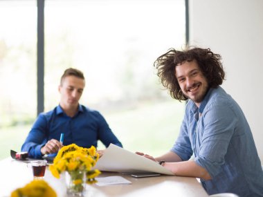 Modern ofis binasında Girişim İş Takımı Toplantısı