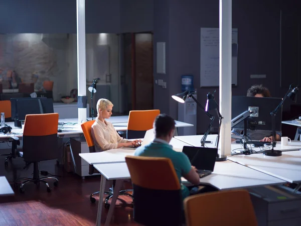 Designers dans le bureau de démarrage de nuit — Photo