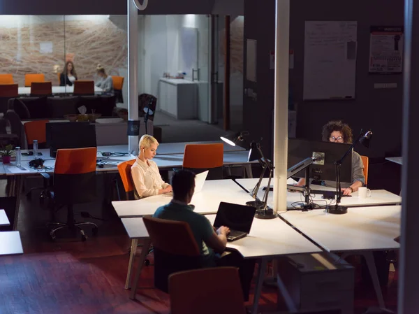 Дизайнеры в ночном офисе стартапов — стоковое фото