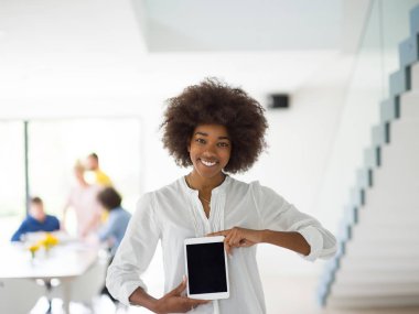 siyah casual işkadını tablet kullanma  