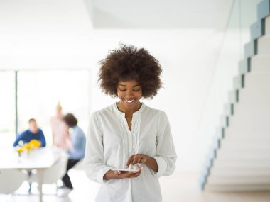 siyah casual işkadını tablet kullanma  