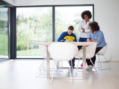 Çok ırklı başlangıç iş takım bir toplantıda 