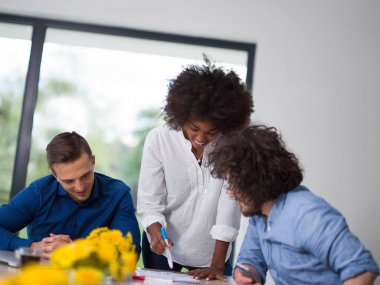 Çok ırklı başlangıç iş takım bir toplantıda 