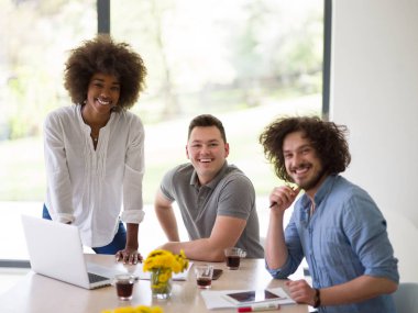 Çok ırklı başlangıç iş takım bir toplantıda 