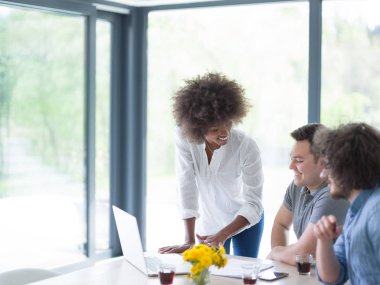 Çok ırklı başlangıç iş takım bir toplantıda 