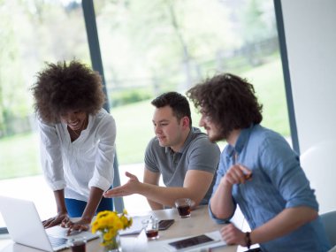 Çok ırklı başlangıç iş takım bir toplantıda 