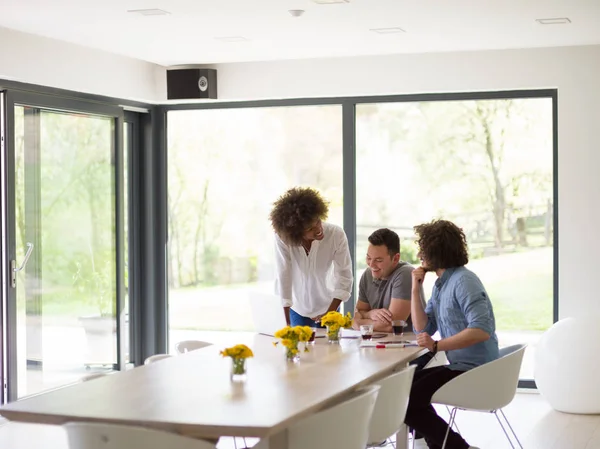 Multi-etnisch opstarten Business Team tijdens een vergadering — Stockfoto