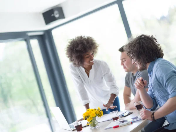 Çok ırklı başlangıç iş takım bir toplantıda 