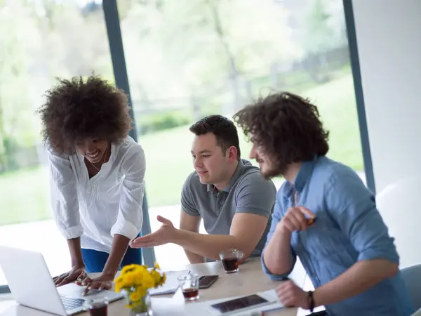 Çok ırklı başlangıç iş takım bir toplantıda 