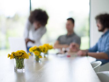 Çok ırklı başlangıç iş takım bir toplantıda 