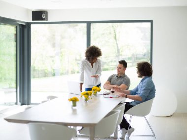 Çok ırklı başlangıç iş takım bir toplantıda 