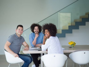 Çok ırklı başlangıç iş takım bir toplantıda 