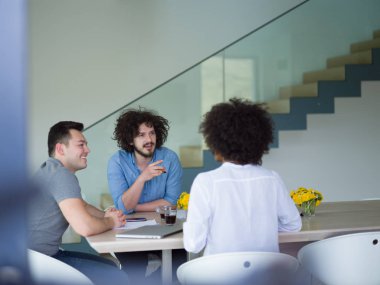 Çok ırklı başlangıç iş takım bir toplantıda 