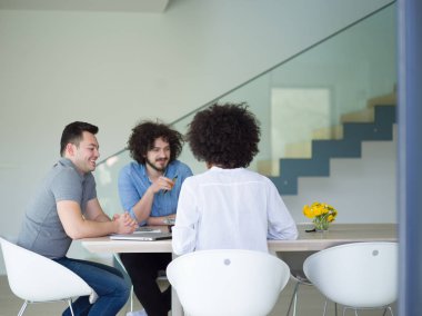 Çok ırklı başlangıç iş takım bir toplantıda 
