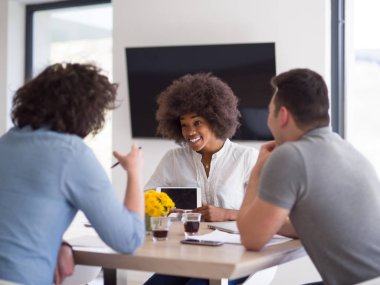 Çok ırklı başlangıç iş takım bir toplantıda 