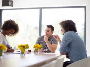 Çok ırklı başlangıç iş takım bir toplantıda 