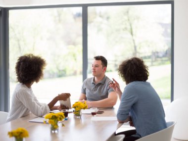 Çok ırklı başlangıç iş takım bir toplantıda 