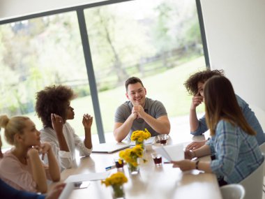Çok ırklı başlangıç iş takım bir toplantıda 