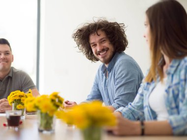 Modern ofis binasında Girişim İş Takımı Toplantısı