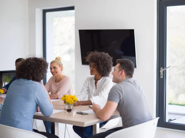 Equipo de negocios multiétnico en una reunión —  Fotos de Stock