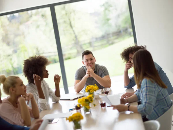 Çok ırklı başlangıç iş takım bir toplantıda 