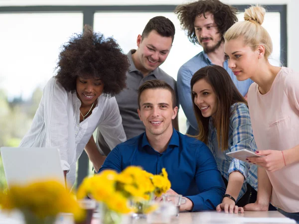 Többnemzetiségű indítása Business Team ülésén — Stock Fotó