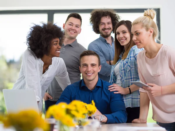 Inicialização multiétnica Equipe de negócios em uma reunião — Fotografia de Stock