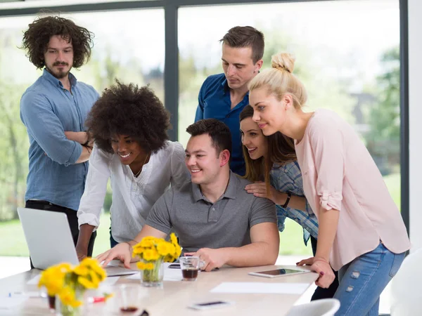Çok ırklı başlangıç iş takım bir toplantıda 