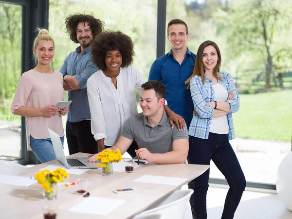 Çok ırklı başlangıç iş takım bir toplantıda 