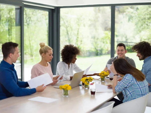 Çok ırklı başlangıç iş takım bir toplantıda 