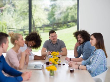 Çok ırklı başlangıç iş takım bir toplantıda 