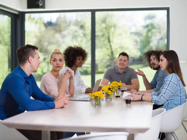 Çok ırklı başlangıç iş takım bir toplantıda 