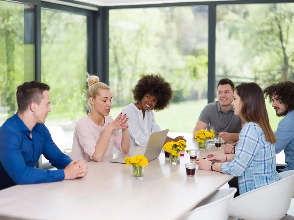 Çok ırklı başlangıç iş takım bir toplantıda 