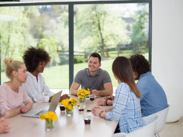 Çok ırklı başlangıç iş takım bir toplantıda 