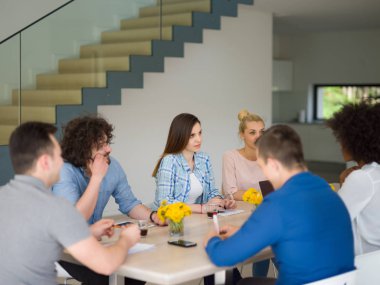 Çok ırklı başlangıç iş takım bir toplantıda 