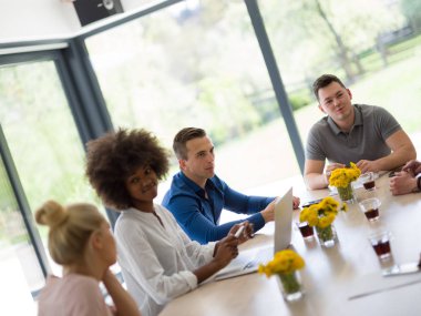 Çok ırklı başlangıç iş takım bir toplantıda 