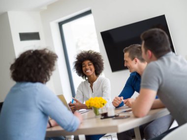 Çok ırklı başlangıç iş takım bir toplantıda 