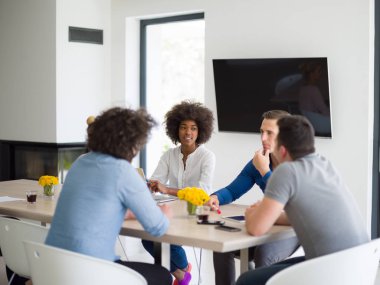 Çok ırklı başlangıç iş takım bir toplantıda 