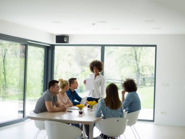 Çok ırklı başlangıç iş takım bir toplantıda 